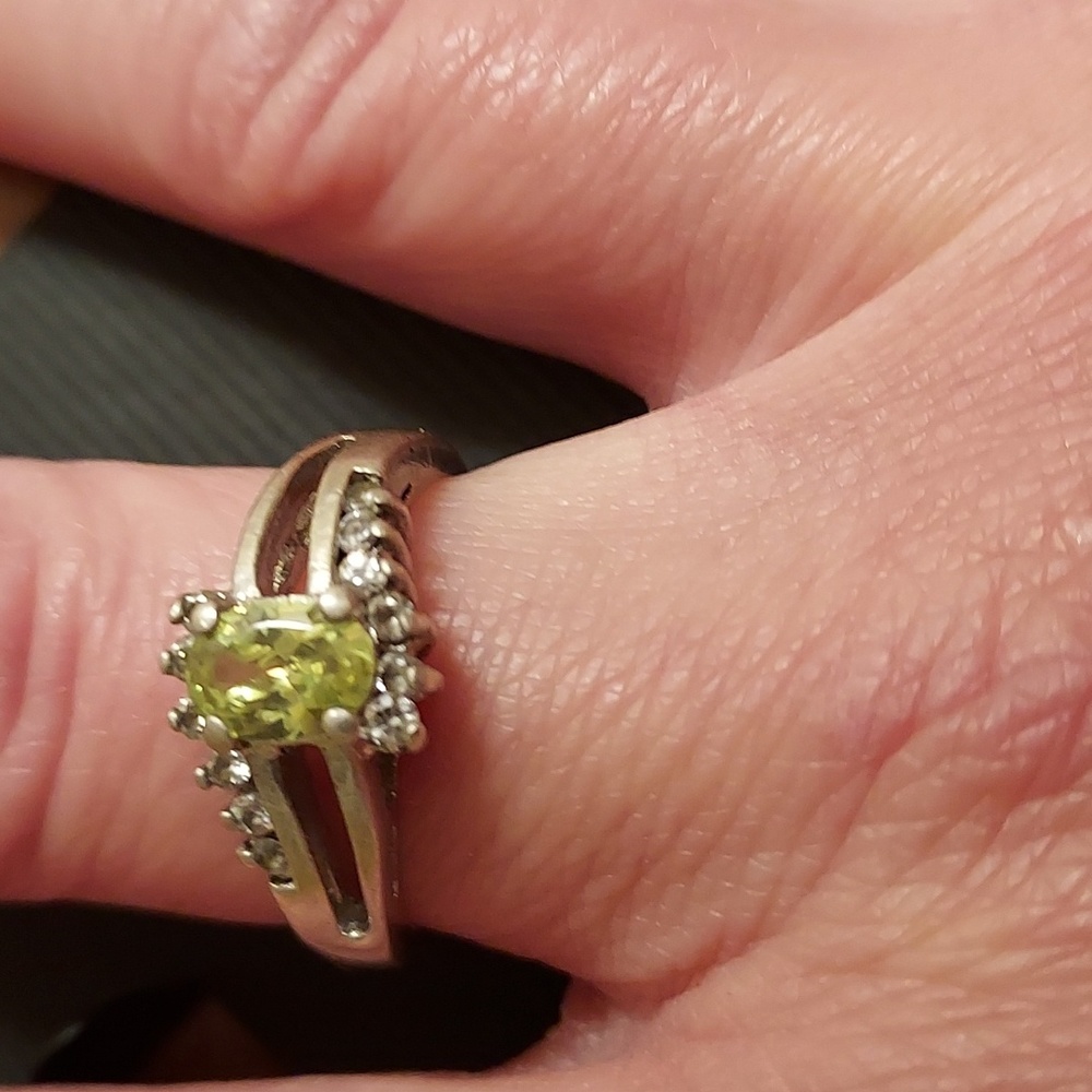 Real diamond & Peridot green birthstone ring - Picture 5 of 8